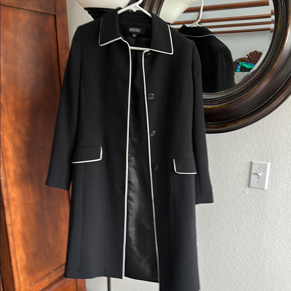 Jones New York Black and White Trench Coat with Structured Design